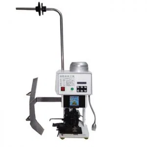 Πτύχωση του ακροδέκτη AC στο καλώδιο για την κατασκευή του βύσματος της ουράς καλωδίου.